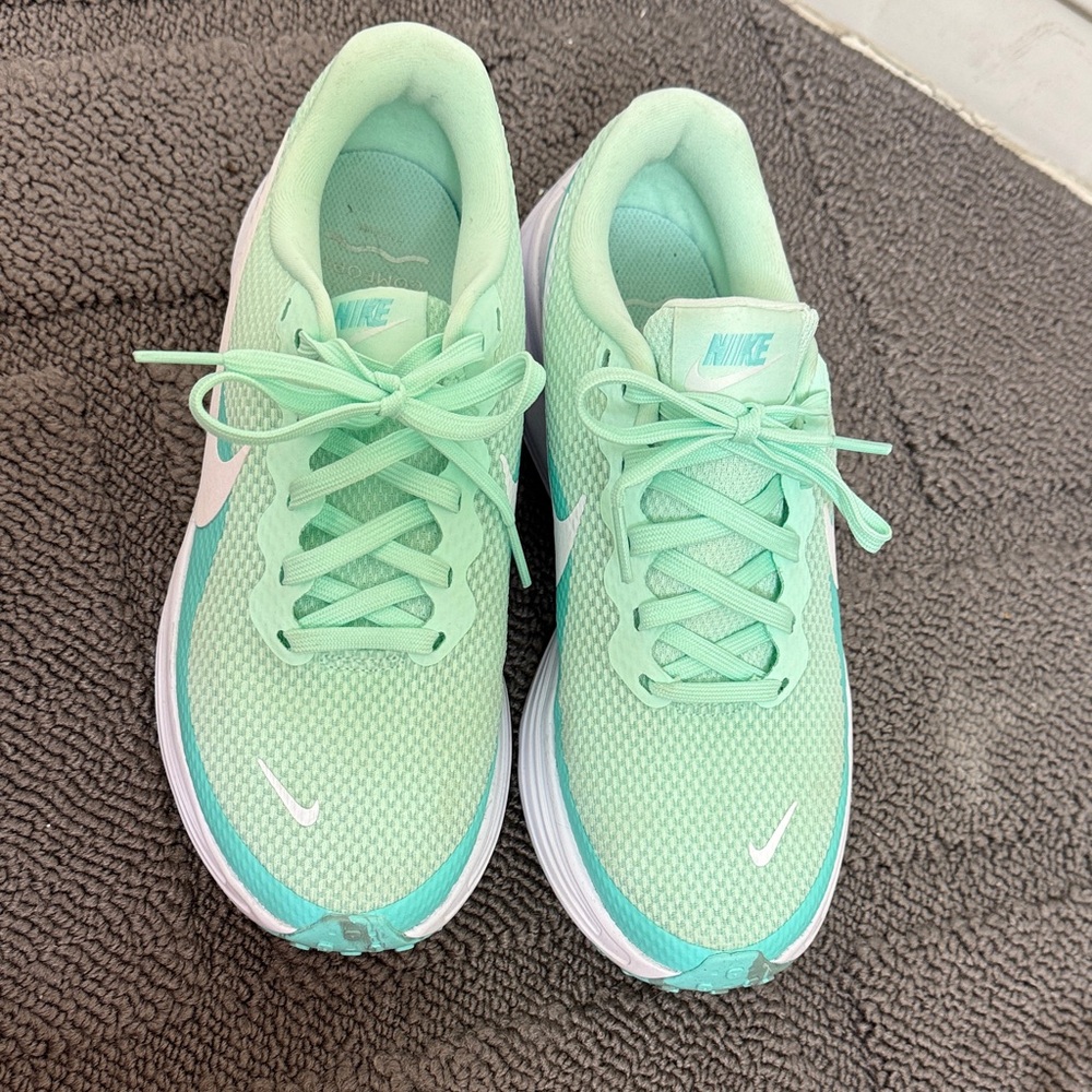 Nike Revolution 8